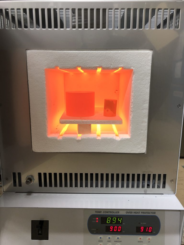 研究写真：高温（900℃）の熱処理による赤熱する金属（左：鋼、右：真鍮）