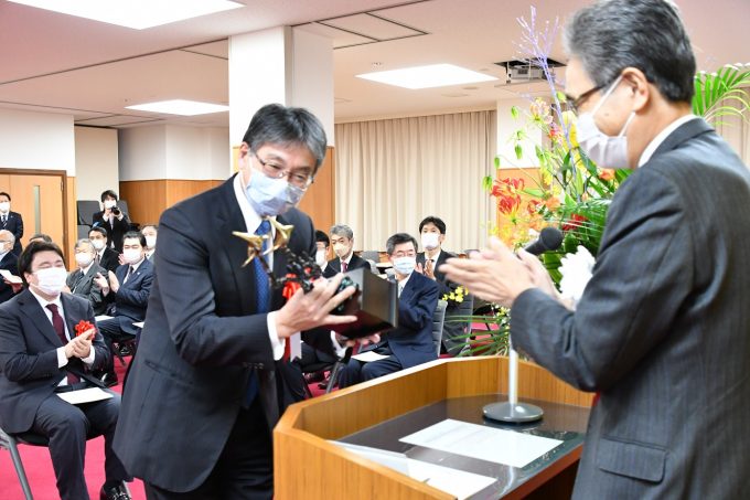 トロフィーを授与される大山教授