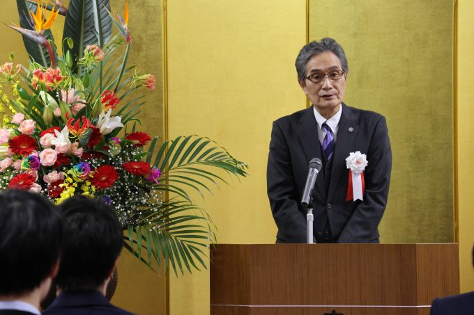 挨拶する福田学長