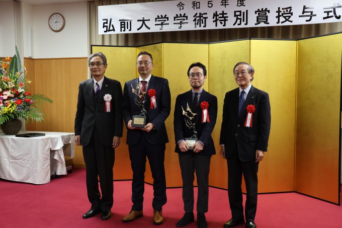 福田学長，佐藤前学長と遠藤賞受賞者